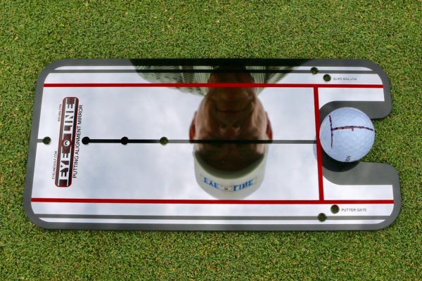 Eyeline Putting Alignment Mirror with a golfer's reflection 